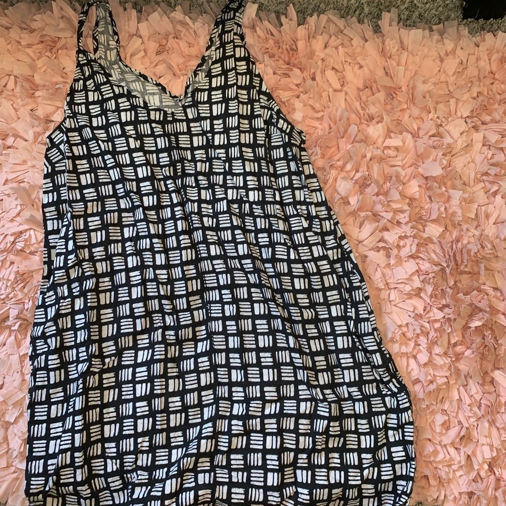 Black & white dress WITH POCKETS!